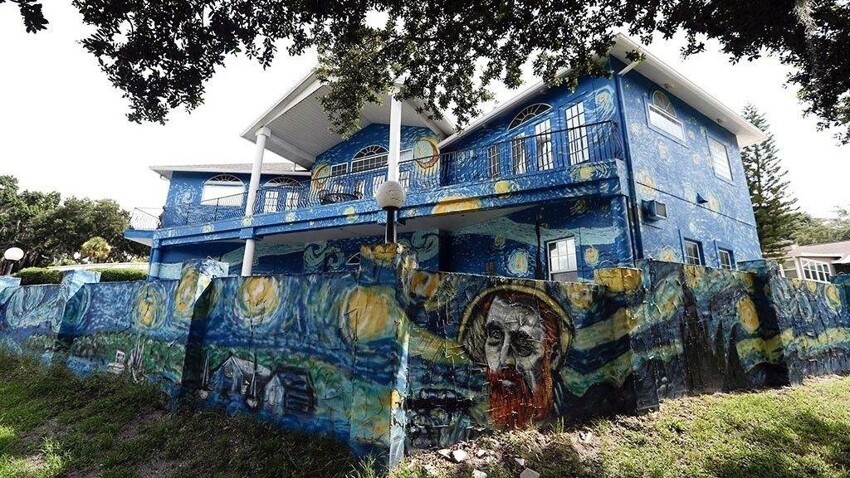 Родители раскрасили дом в стиле Ван Гога для больного сына