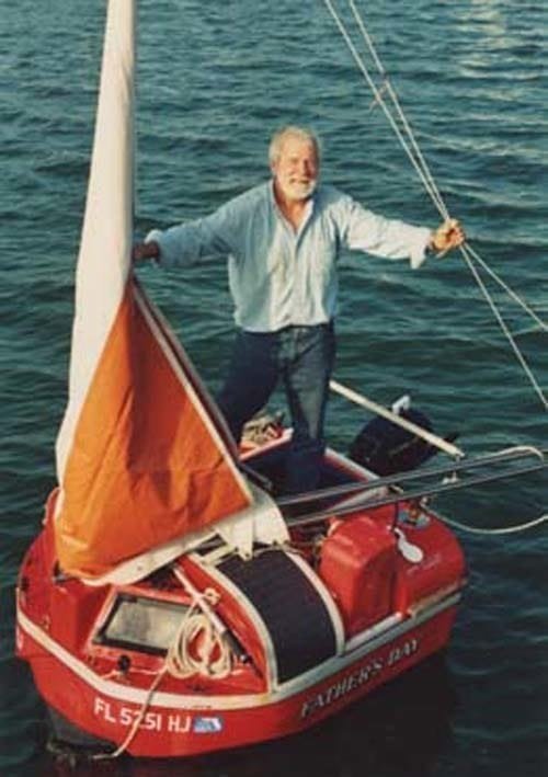 10. Это лодочка под названием «Father’s Day» и его владелец Хьюго Вихлен. На этой крохе он переплыл Атлантический океан, поставив совершенно немыслимый рекорд