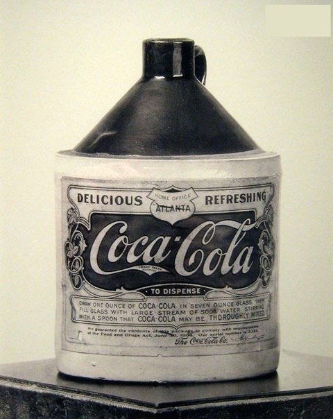 15. Вот как выглядела самая первая упаковка Coca-Cola. Первоначально продукт представлял собой сироп, который нужно было разводить с водой