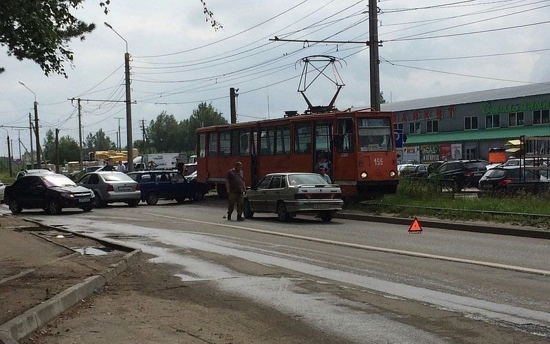 Авария дня. Трамвай и четыре машины в Смоленске