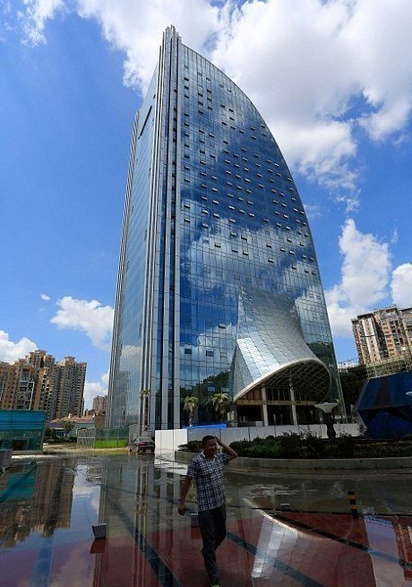 В Китае создали 108-метровый водопад, ниспадающий с небоскреба