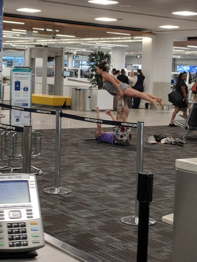 Почему бы не попрактиковать йогу прямо в аэропорту?