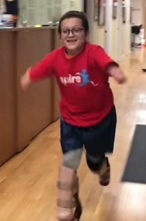 Мгновения счастья: девятилетний мальчик впервые бежит на собственных ногах