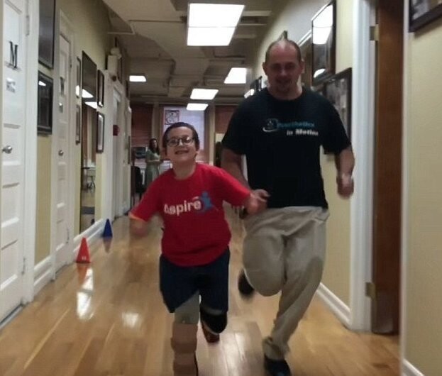 Мгновения счастья: девятилетний мальчик впервые бежит на собственных ногах