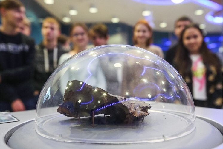 Осколок метеорита "Алексей" в планетарии на территории астрономического комплекса Казанского федерального университета