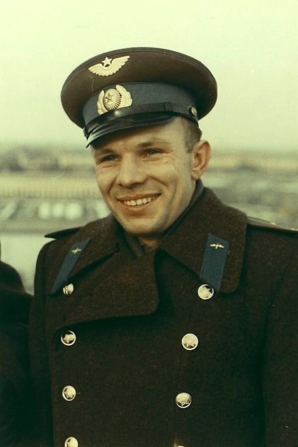 6. Летчик-космонавт Ю.А. Гагарин перед полетом. 1961 г. Неизвестный фотограф. 