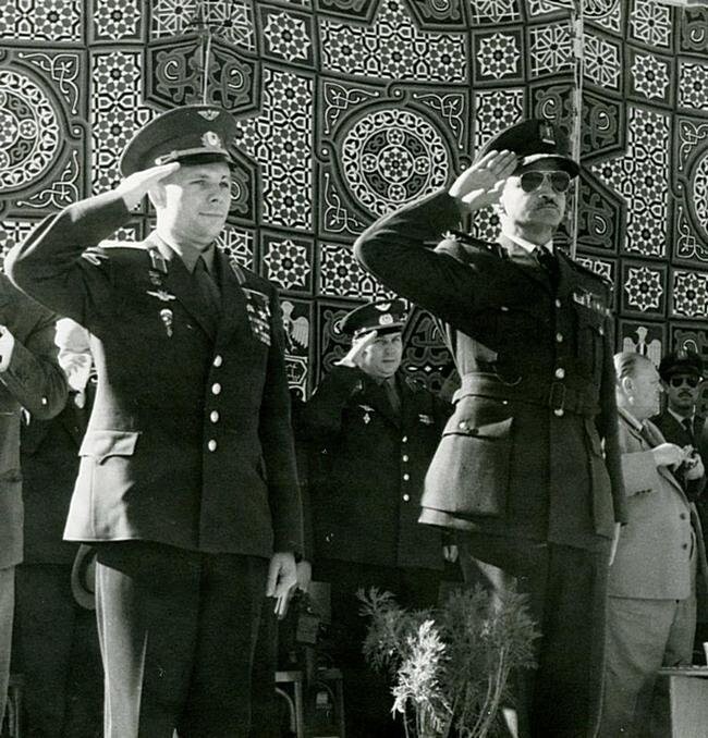 4. Юрий Гагарин приветствует парад военно воздушных сил Египта, 1962 год.