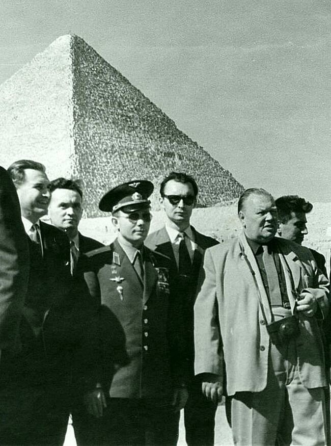 3. Юрий Гагарин посетил египетские пирамиды в ходе визита в эту страну, 1962 год.