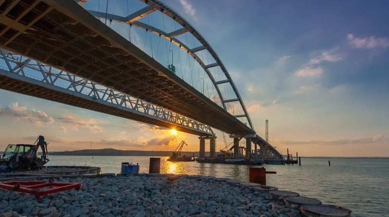 Бархатный путь: на Крымском мосту уложили первые бесшумные рельсы