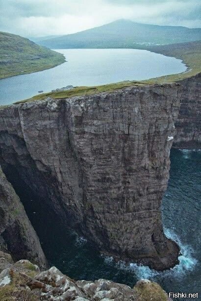 Озеро Сорвагсватн, Фарерские острова   над океаном