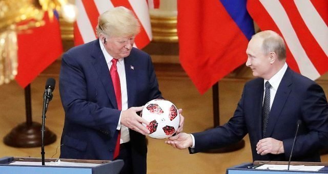 В подаренном Путиным Трампу мяче нашли чип