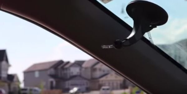 Видеоблогер сделал специальную поилку, которая подает воду прямо в салон авто