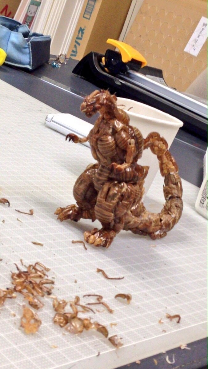 Школьник из Японии сделал уникальную статуэтку монстра из насекомых 