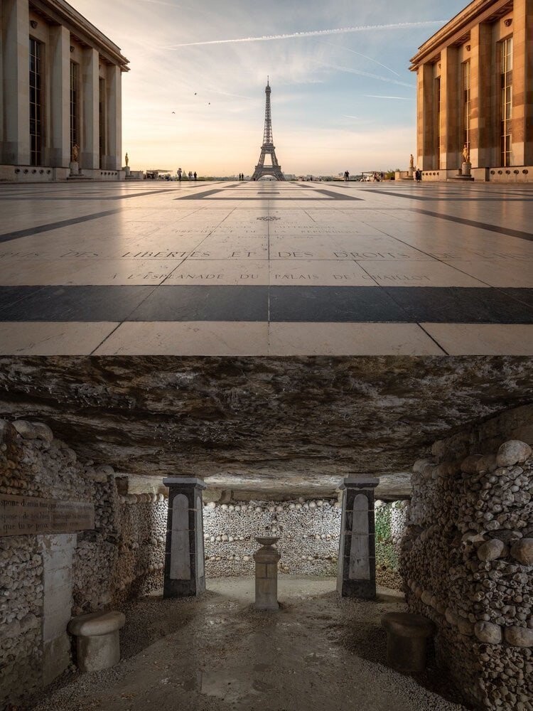 Франция: Эйфелева башня находится над парижскими катакомбами