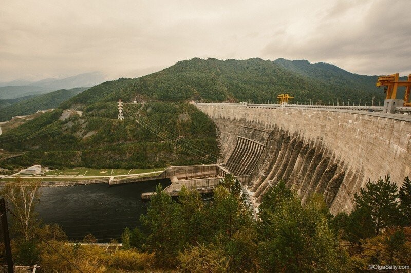 Саяно-Шушенская ГЭС — вид с гребня плотины.