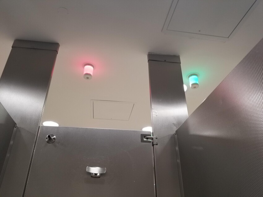 4. Лампочки, показывающие, свободна или занята кабинка туалета