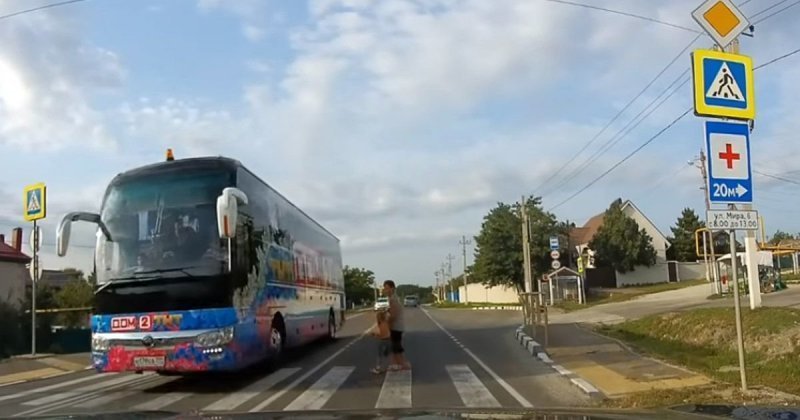 Под Новороссийском автобус «Дом 2» едва не сбил женщину с ребенком