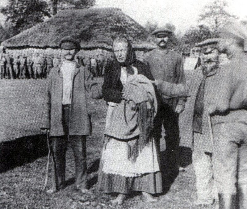 Крестьяне схватили переодетого в женщину немецкого шпиона. 1914 год