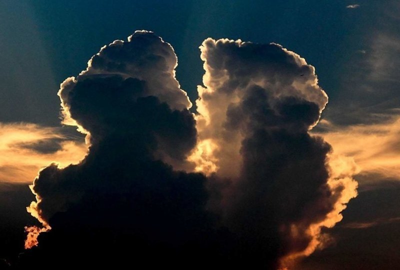 Роман, написанный небом: 28 июля облака "поцеловались" в небе над городом Шаосин в провинции Чжэцзян, Китай