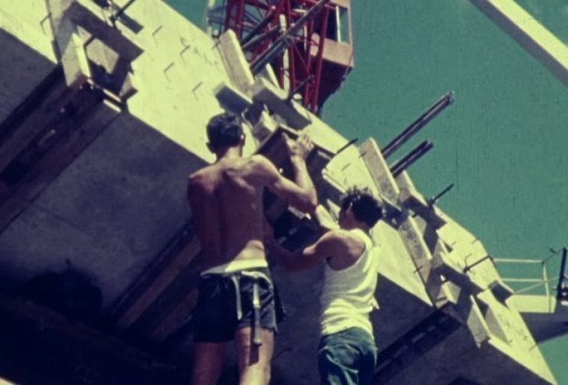 Наземные и морские службы Нового Южного Уэльса опубликовали 24-минутный фильм о сооружении бетонного моста высотой 330 м, соединяющего Дейлис-Пойнт с Букер-Бей