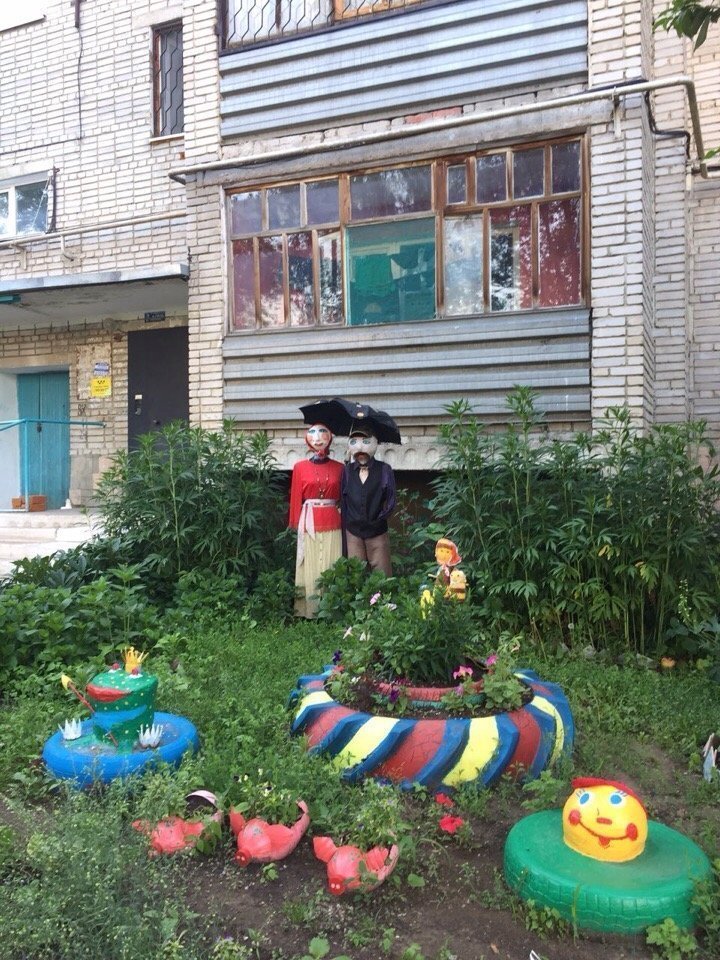 3. В Костанае (Казахстан) вот такая счастливая семейка поселилась под окнами