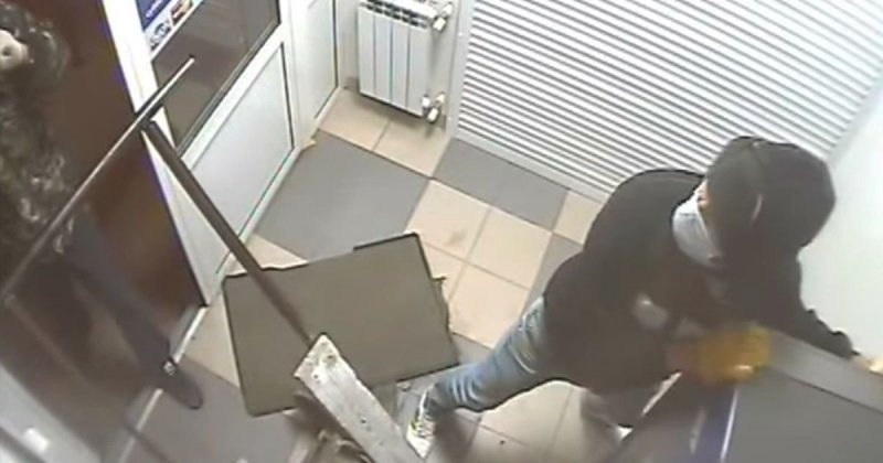 Трое волгоградских воришек попытались украсть банкомат, но опозорились