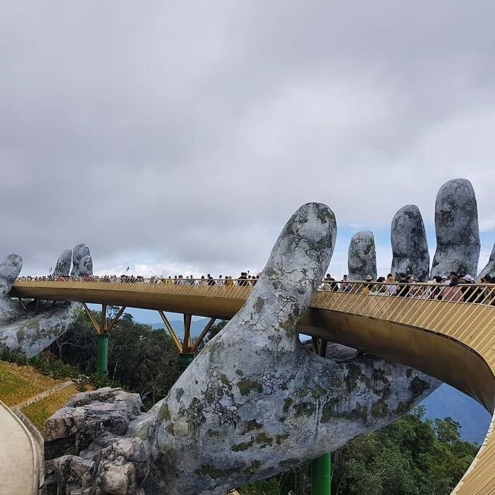 Золотой мост - только часть большого проекта по привлечению туристов в страну, на который в общей сложности потратят порядка двух миллиардов долларов.
