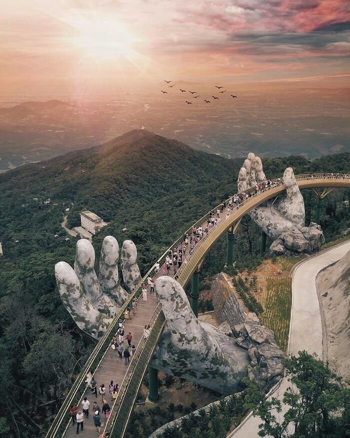 Сооружение возвели над холмами Ба На (Ba Na hills) за городом Дананг, на восточном побережье страны. С моста открываются завораживающие виды на леса и холмы Вьетнама.