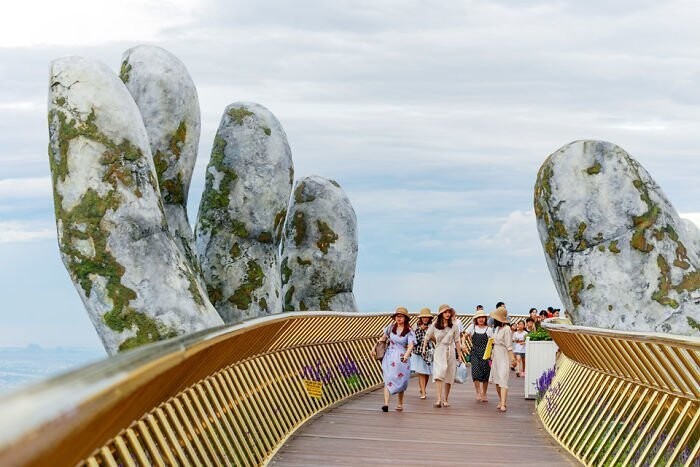 Во Вьетнаме построили мост, который держат гигантские ладони