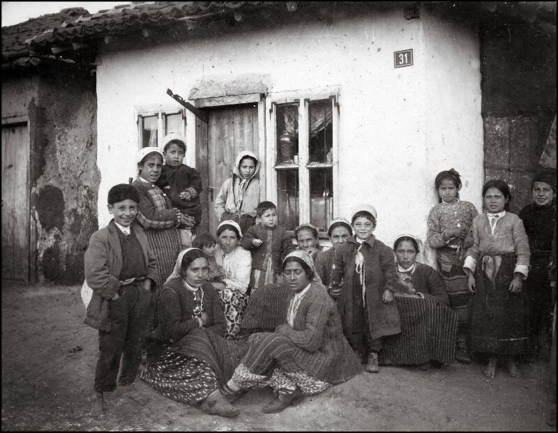 Группа балканских жителей. Возможно Болгария