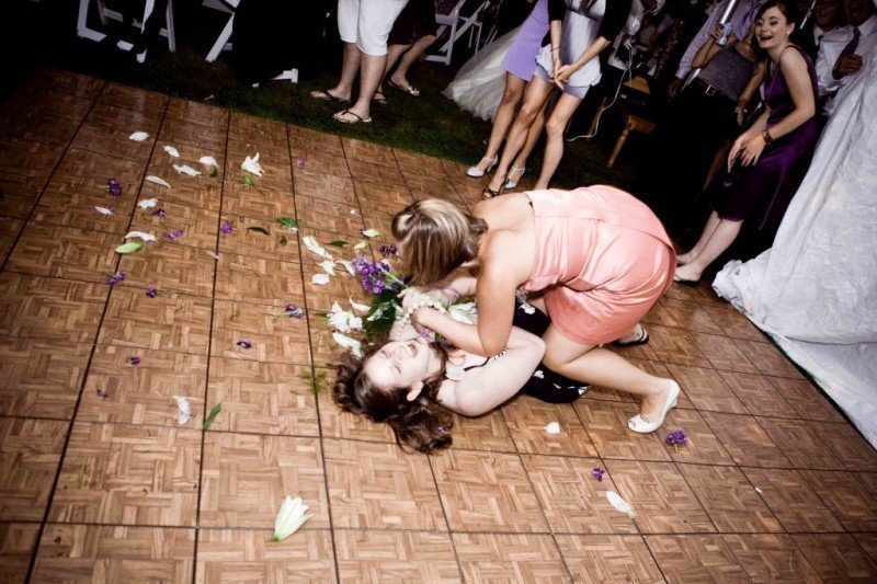 Как ведут себя одинокие девушки на свадьбах подруг