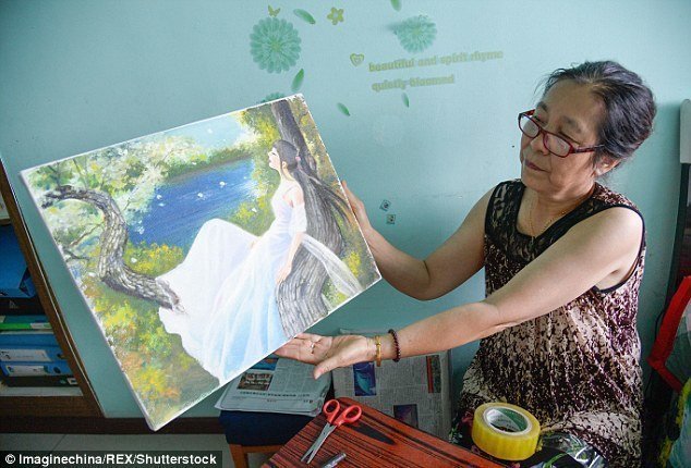 Мать Чжан показывает одну из последних работ дочери