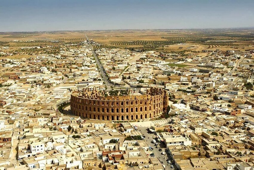 Это, например, Колизей в Эль-Джеме, Тунис