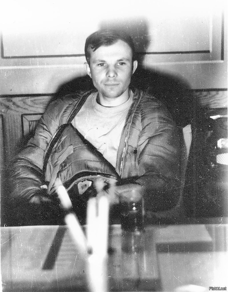 Юрий Гагарин через час после приземления, авиабаза «Энгельс», 1961 год