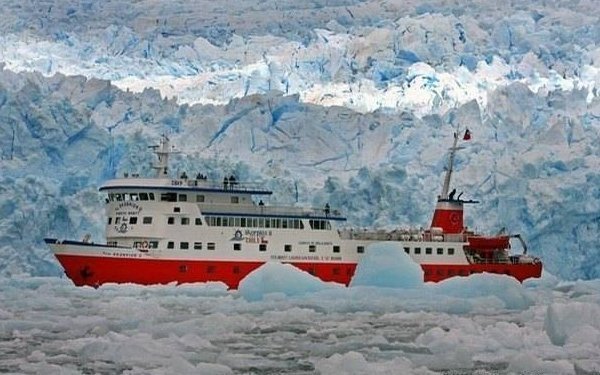 На таком ледоколе проводят круизные поездки в Гренландию