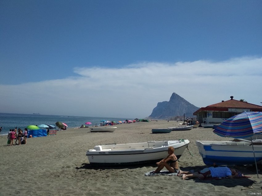 Пляж Испании, рядом скала Гибралтар