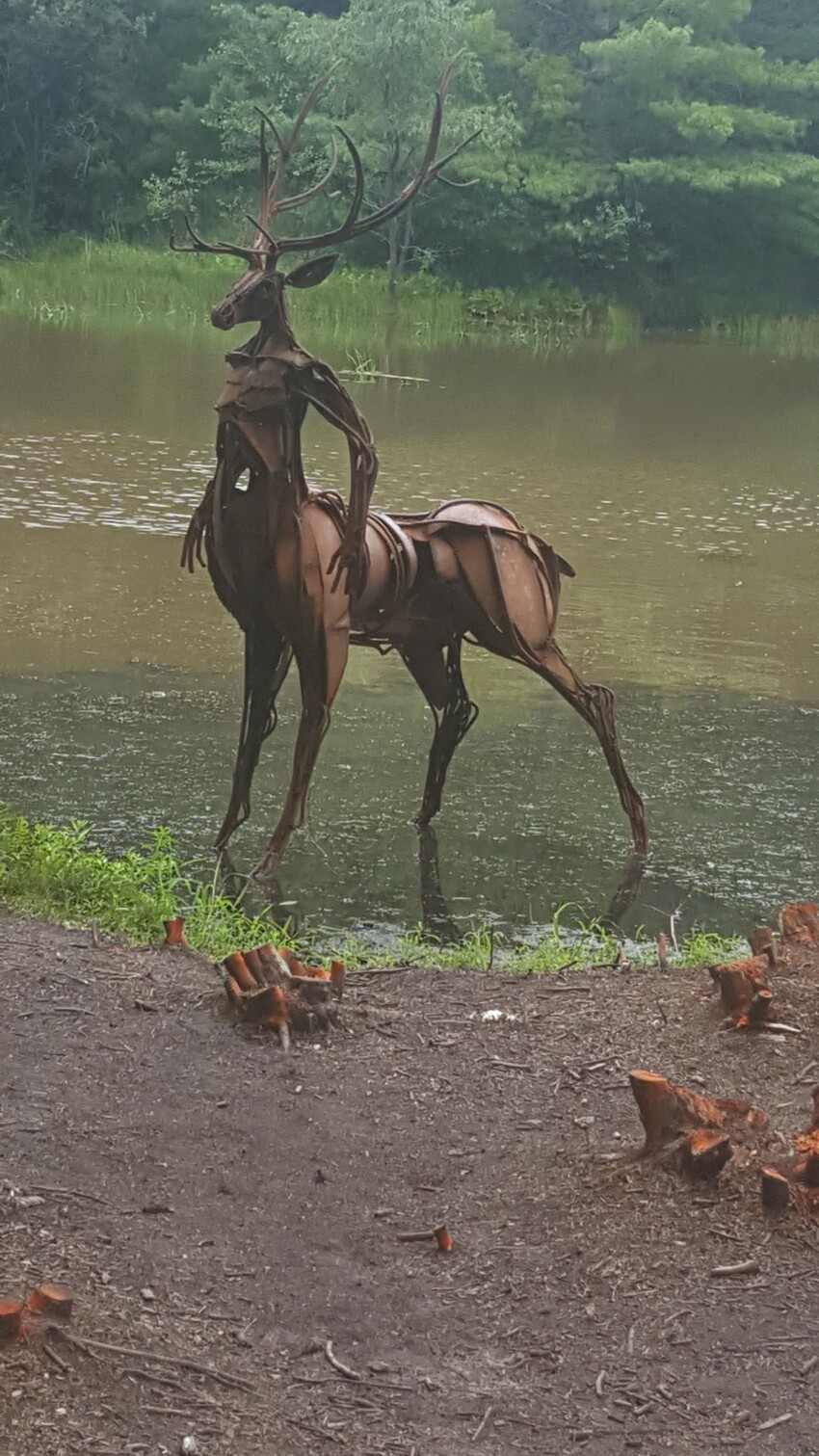 Пугающая скульптура у озера