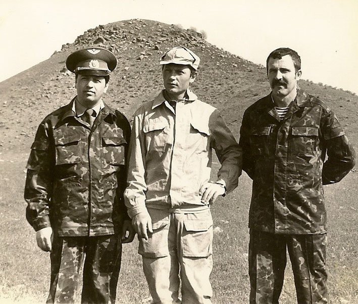 А.Хамзин (в центре)