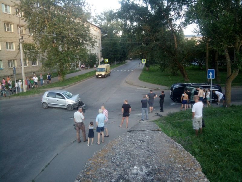 В Великом Новгороде водитель Киа не уступил дорогу и поплатился за это