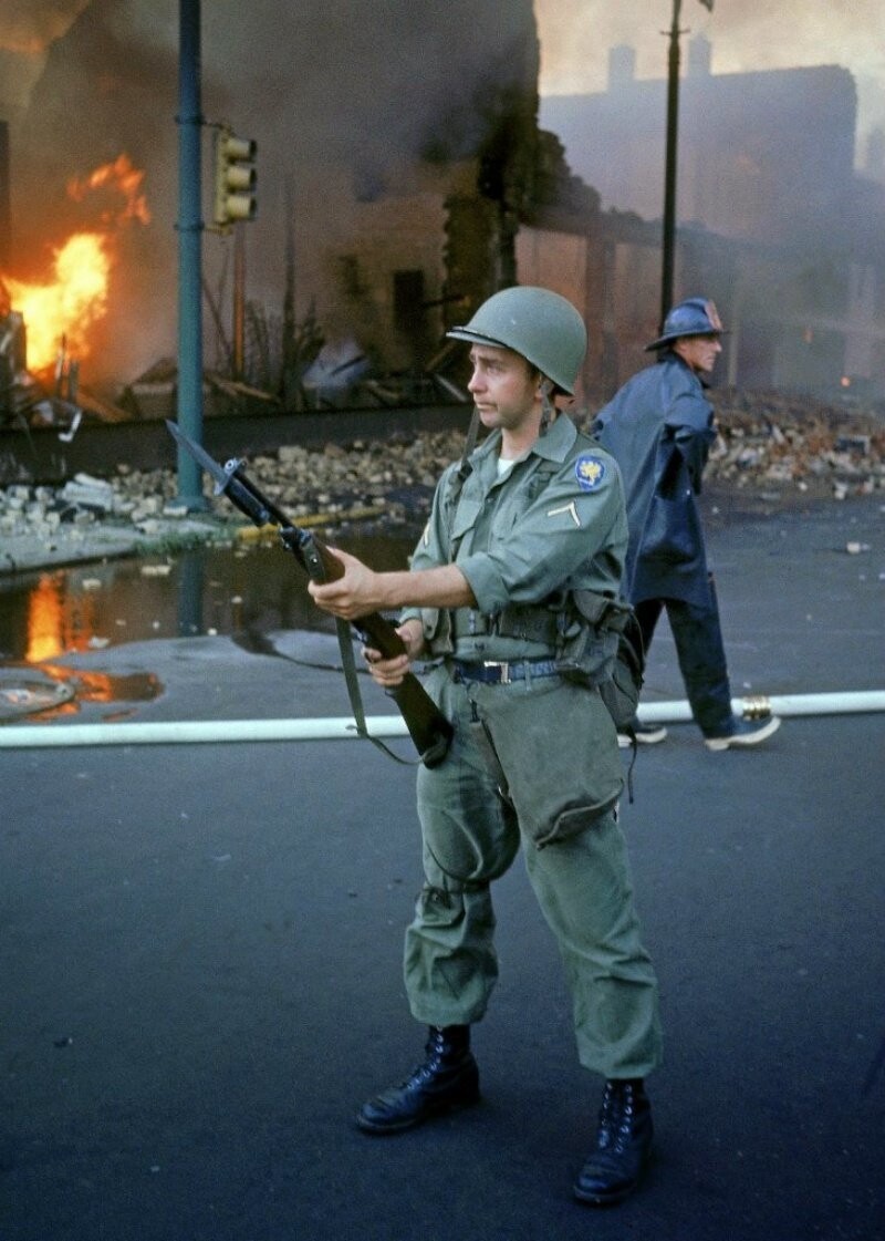 Солдат национальной гвардии на разрушенных улицах Детройта
