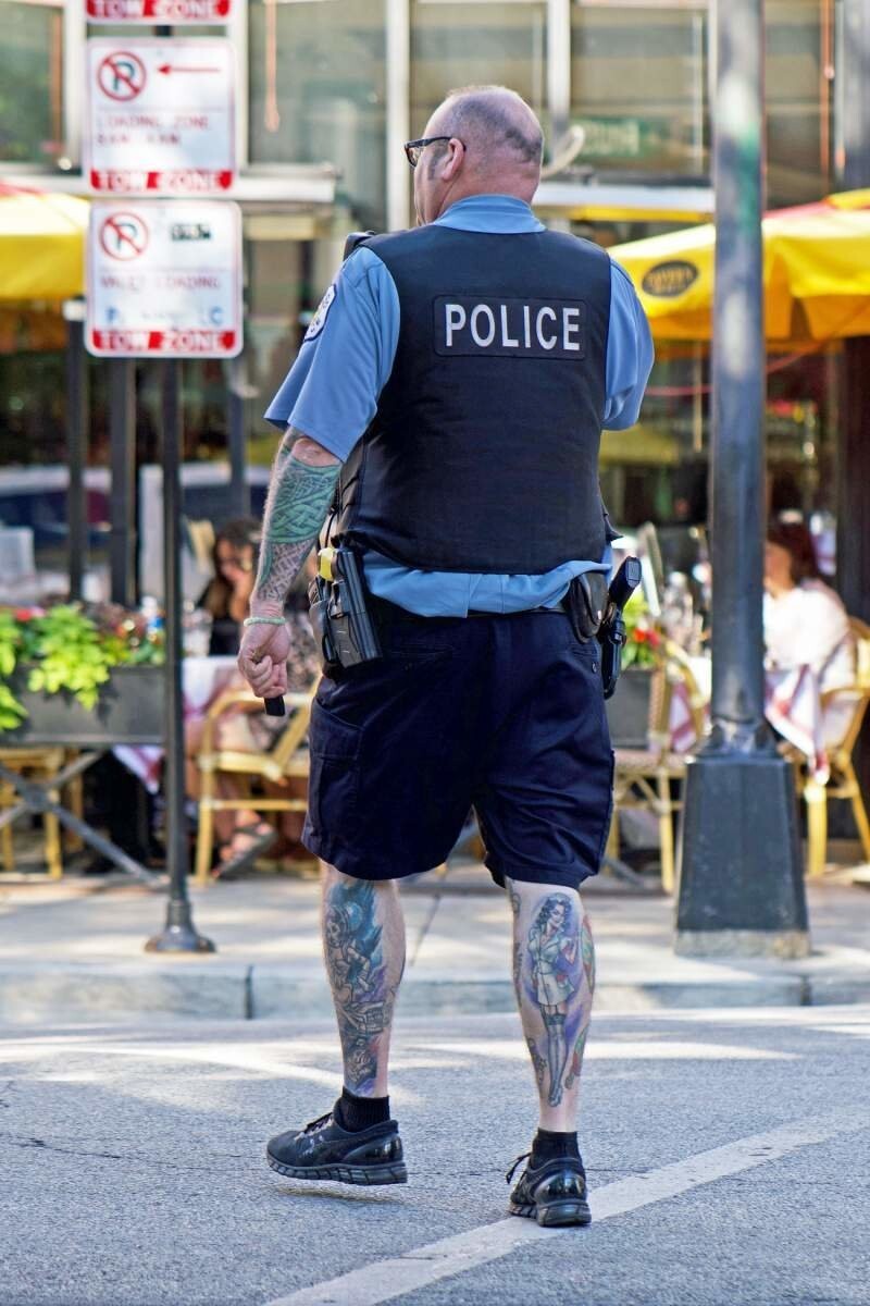 Полицейский в татуировках