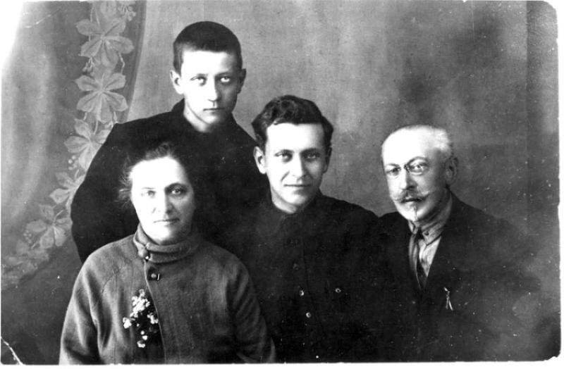 Лихачёв Иван Алексеевич (в центре) с родителями и братом
