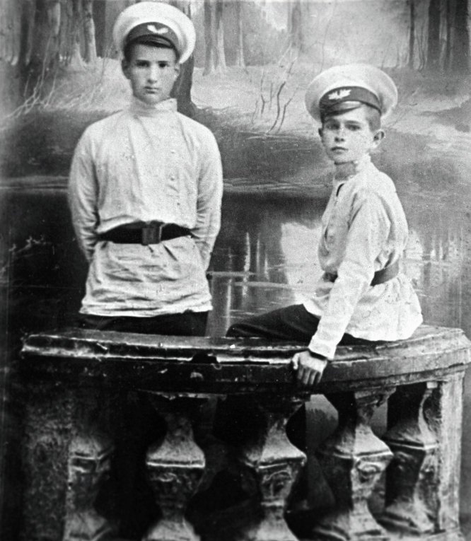 Игорь Васильевич Курчатов с братом