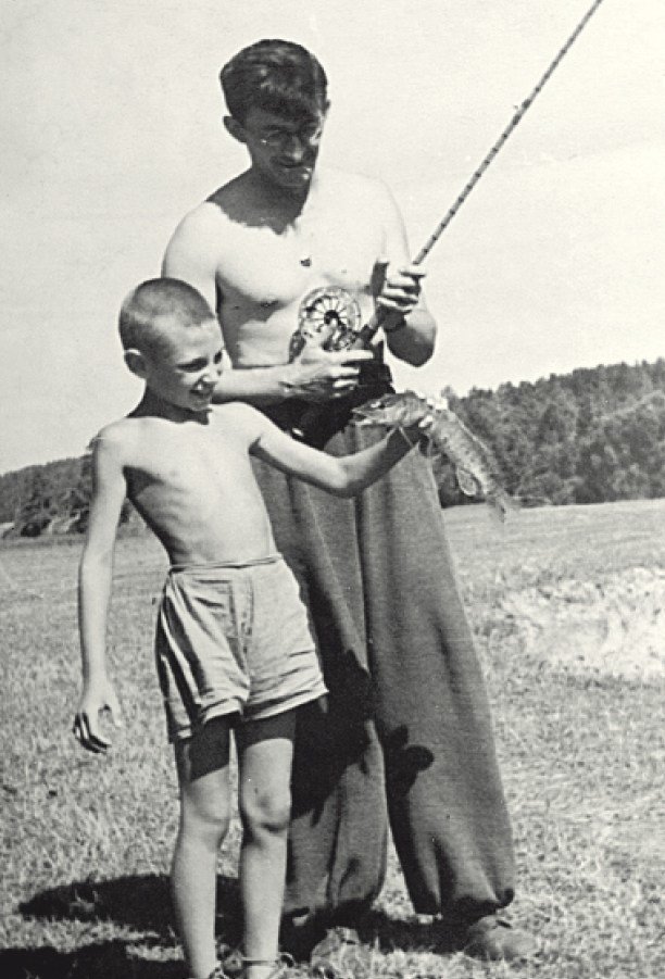 Игорь Яковлевич Стечкин с отцом на рыбалке