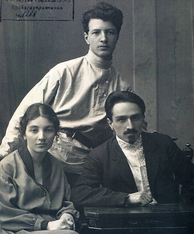 Микоян Артём Иванович (1905-1970) с родителями