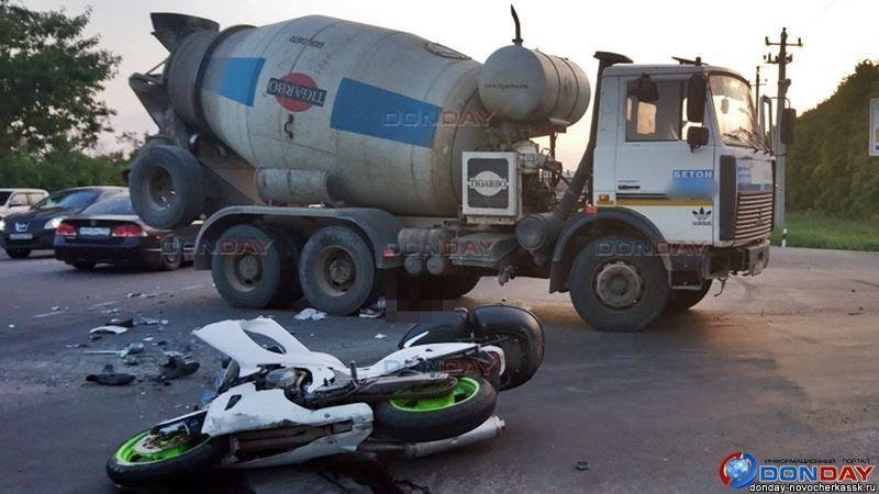 Авария дня. В Новочеркасске под колесами грузовика погиб мотоциклист