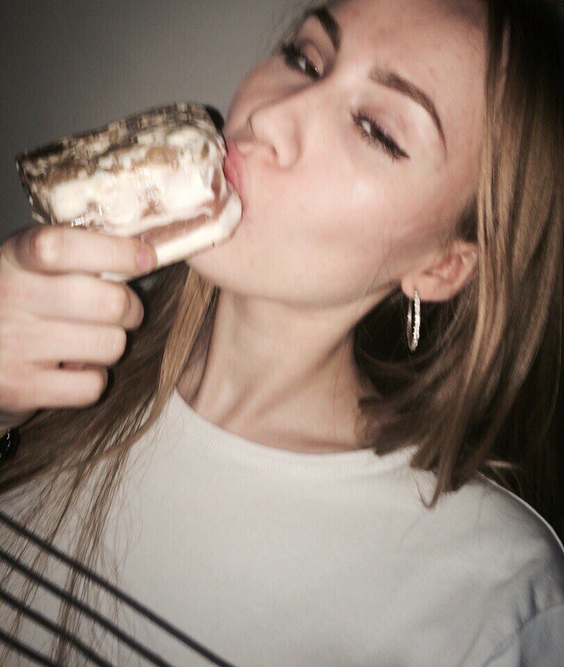 салом девушка. красивая девушка с куском сала. русская девушка объедается. тесс холидей в купальнике. тесс холидей.