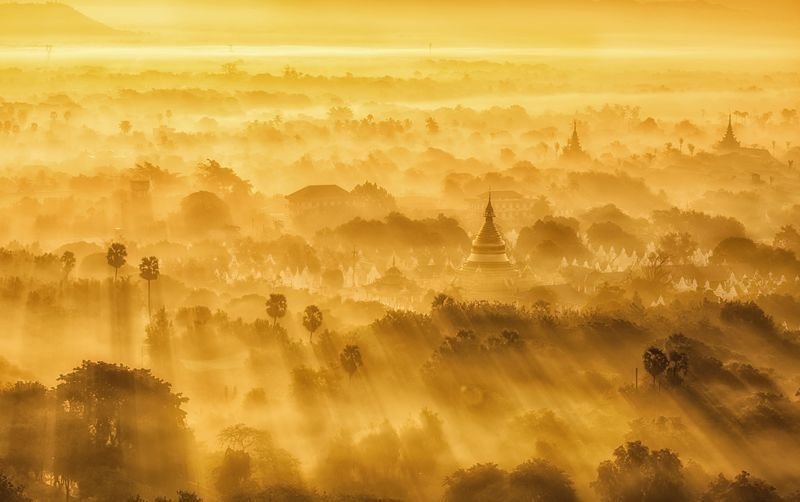 Мандалай, Мьянма, купаеться в солнце
