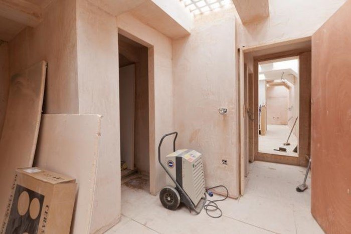 Женщина купила старый общественный туалет и превратила его в квартиру своей мечты