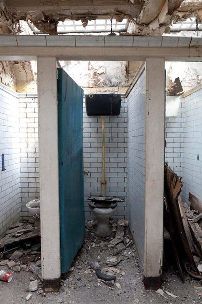 Женщина купила старый общественный туалет и превратила его в квартиру своей мечты